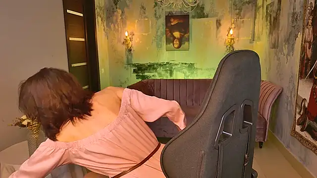 Snapshot of UnaTerra chatting on 09/28/25, 05:57 UnaTerra online show from 09/28/25, 05:57