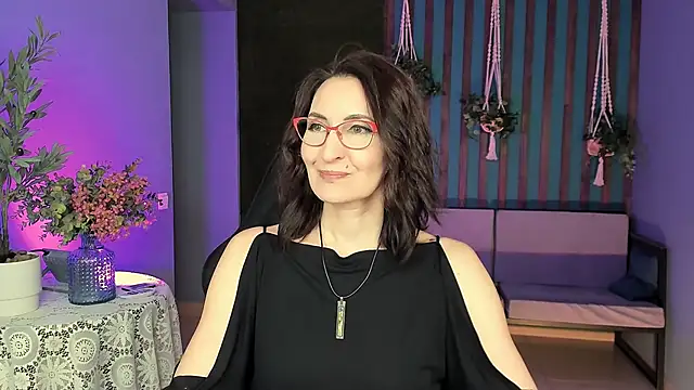 Snapshot of UnaTerra chatting on 10/11/25, 05:17 UnaTerra online show from 10/11/25, 05:17