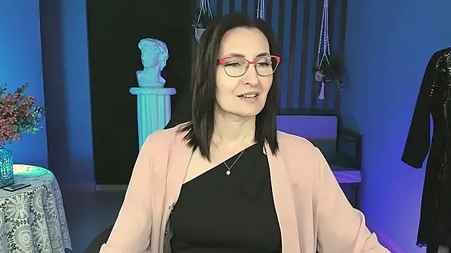 Snapshot of UnaTerra chatting on 10/13/25, 09:31 UnaTerra online show from 10/13/25, 09:31