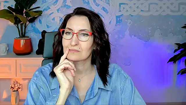 Snapshot of UnaTerra chatting on 10/19/25, 05:19 UnaTerra online show from 10/19/25, 05:19