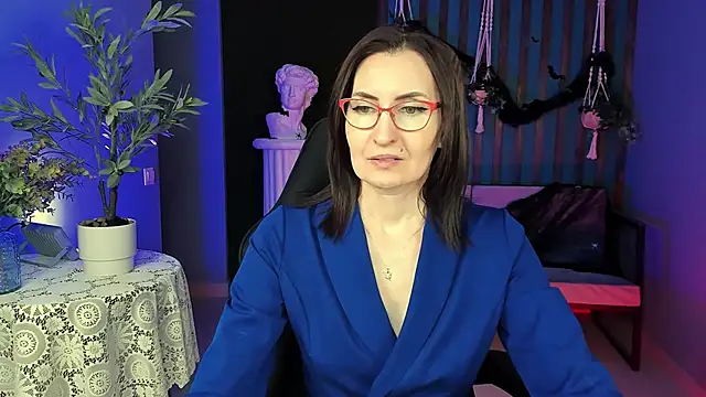 Snapshot of UnaTerra chatting on 10/24/25, 05:26 UnaTerra online show from 10/24/25, 05:26