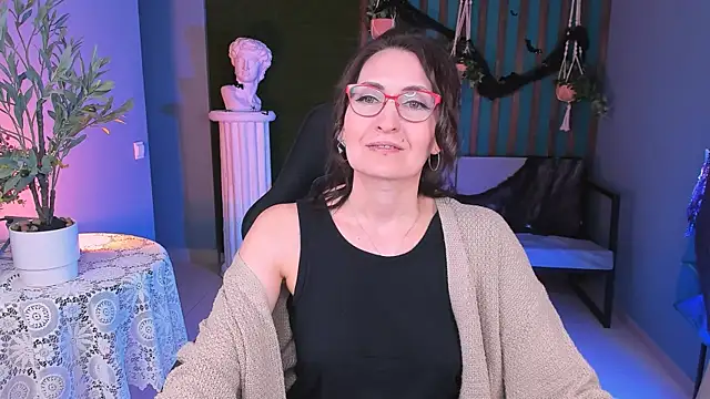 Snapshot of UnaTerra chatting on 10/27/25, 09:13 UnaTerra online show from 10/27/25, 09:13