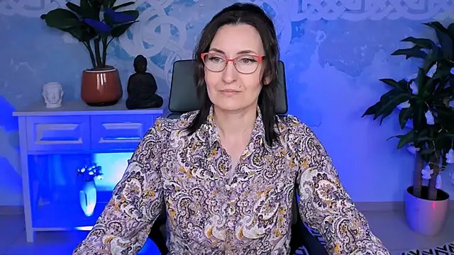 Snapshot of UnaTerra chatting on 10/31/25, 09:10 UnaTerra online show from 10/31/25, 09:10