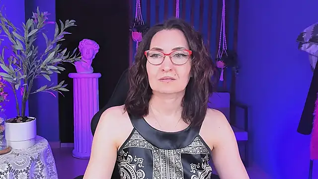 Snapshot of UnaTerra chatting on 11/09/25, 05:06 UnaTerra online show from 11/09/25, 05:06