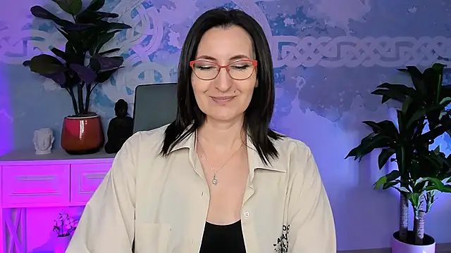 Snapshot of UnaTerra chatting on 11/14/25, 09:19 UnaTerra online show from 11/14/25, 09:19