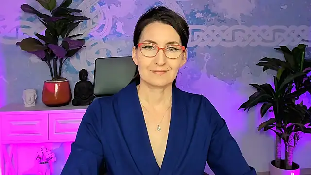 Snapshot of UnaTerra chatting on 11/15/25, 05:05 UnaTerra online show from 11/15/25, 05:05