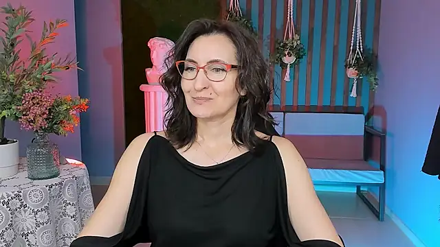 Snapshot of UnaTerra chatting on 11/17/25, 09:15 UnaTerra online show from 11/17/25, 09:15