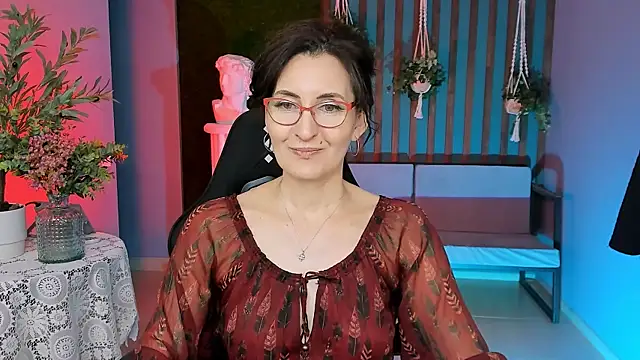 Snapshot of UnaTerra chatting on 11/18/25, 09:14 UnaTerra online show from 11/18/25, 09:14