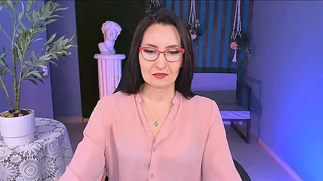 Snapshot of UnaTerra chatting on 11/21/25, 05:06 UnaTerra online show from 11/21/25, 05:06