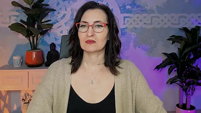 Snapshot of UnaTerra chatting on 11/24/25, 09:20 UnaTerra online show from 11/24/25, 09:20