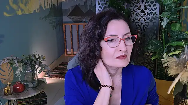 Snapshot of UnaTerra chatting on 12/14/25, 05:24 UnaTerra online show from 12/14/25, 05:24