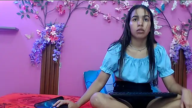 Snapshot of skinnysofia18 chatting on 09/19/25, 01:12 skinnysofia18 online show from 09/19/25, 01:12