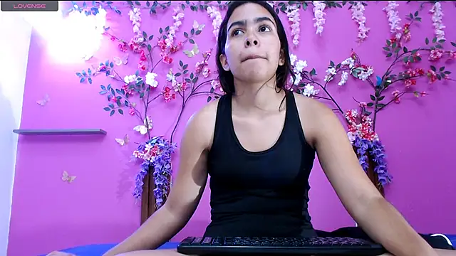 Snapshot of skinnysofia18 chatting on 06/24/26, 01:43 skinnysofia18 online show from 06/24/26, 01:43