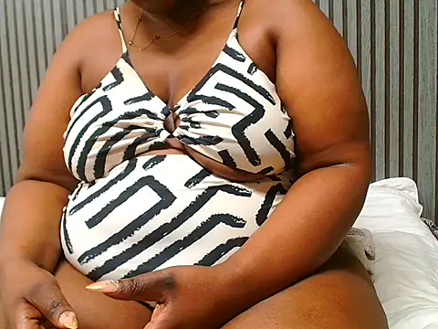 Snapshot of ROYALASS25 chatting on 11/07/25, 03:06 ROYALASS25 online show from 11/07/25, 03:06