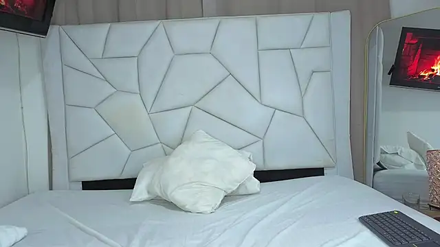 Snapshot of Paulaboterom chatting on 10/09/25, 04:38 Paulaboterom online show from 10/09/25, 04:38