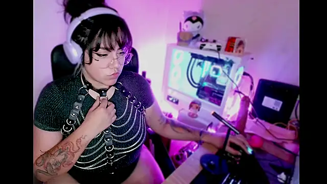 Snapshot of PinkDenial chatting on 09/16/25, 01:28 PinkDenial online show from 09/16/25, 01:28