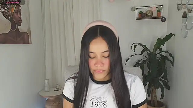 Snapshot of AlisxxnFx chatting on 09/19/25, 12:17 AlisxxnFx online show from 09/19/25, 12:17