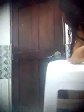 Snapshot of EAAM1@xh chatting on 12/13/25, 11:10 EAAM1xh online show from 12/13/25, 11:10