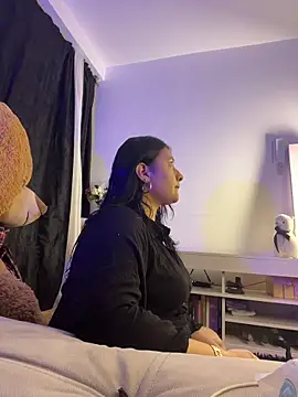 Snapshot of Elyross1_ chatting on 10/24/25, 11:23 Elyross1 online show from 10/24/25, 11:23