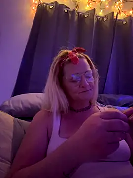 Goldenndoll online show from 09/27/25, 09:03