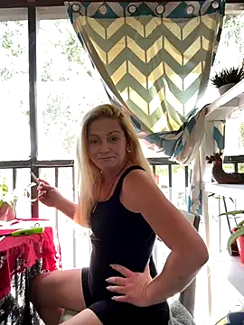 Goldenndoll online show from 10/05/25, 05:00