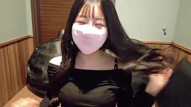 Snapshot of Ema-- chatting on 11/10/25, 10:14 Ema-- online show from 11/10/25, 10:14