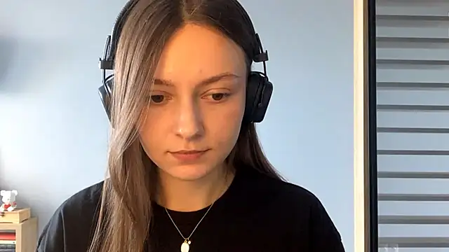 Snapshot of SoulHiperAgne_ chatting on 10/01/25, 12:11 SoulHiperAgne  online show from 10/01/25, 12:11