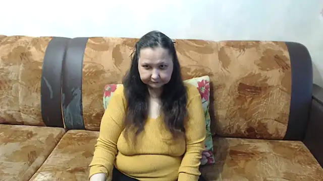 Snapshot of emu-_ chatting on 11/19/25, 10:04 emu- online show from 11/19/25, 10:04