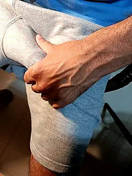 Gallo001 online show from 11/30/25, 02:48