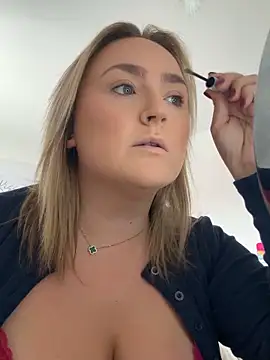 Elliemaee online show from 09/18/25, 11:12