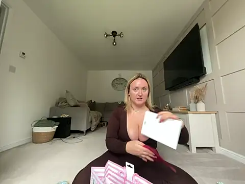 Elliemaee online show from 10/03/25, 11:29