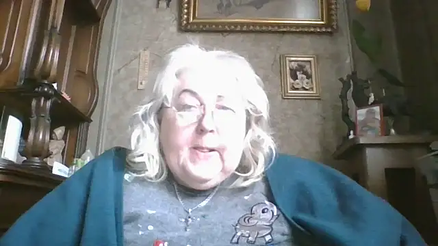 Snapshot of Lala-Love56 chatting on 11/17/25, 12:44 Lala-Love56 online show from 11/17/25, 12:44