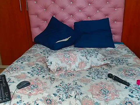 Snapshot of HotAssQueen chatting on 10/22/25, 07:13 HotAssQueen online show from 10/22/25, 07:13