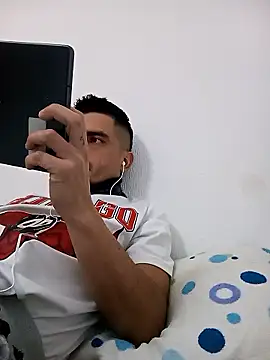 Snapshot of Andr3s69xxx chatting on 01/13/26, 09:09 Andr3s69xxx online show from 01/13/26, 09:09