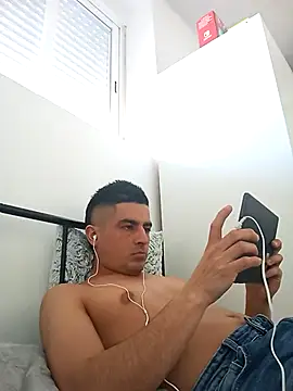 Snapshot of Andr3s69xxx chatting on 02/21/26, 02:18 Andr3s69xxx online show from 02/21/26, 02:18