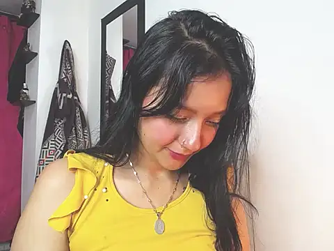 Snapshot of charlottekiss99 chatting on 12/15/25, 01:43 charlottekiss99 online show from 12/15/25, 01:43