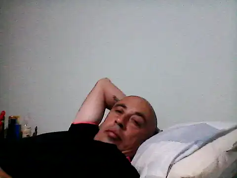 Snapshot of pablocesar1982 chatting on 10/12/25, 04:00 pablocesar1982 online show from 10/12/25, 04:00