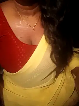 Snapshot of Angel_6531 chatting on 10/12/25, 01:43 Angel 6531 online show from 10/12/25, 01:43