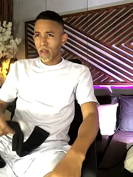 B Wild online show from 11/01/25, 03:52