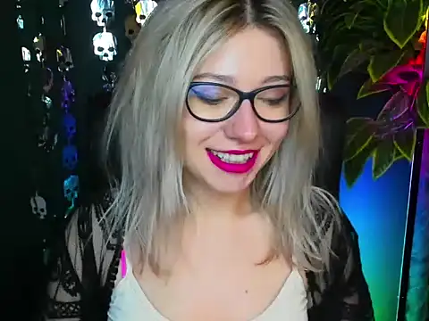 Snapshot of loveHeidi chatting on 10/15/25, 04:45 loveHeidi online show from 10/15/25, 04:45