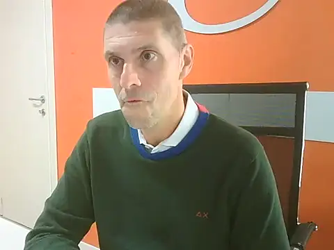 Snapshot of max79ve31 chatting on 10/10/25, 12:26 max79ve31 online show from 10/10/25, 12:26