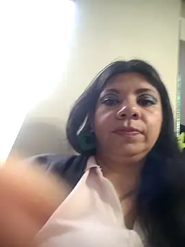 Snapshot of kinky_momm chatting on 10/23/25, 01:43 kinky momm online show from 10/23/25, 01:43