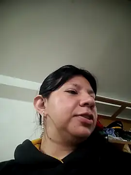 Snapshot of kinky_momm chatting on 10/24/25, 01:51 kinky momm online show from 10/24/25, 01:51