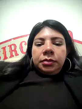 Snapshot of kinky_momm chatting on 11/04/25, 01:32 kinky momm online show from 11/04/25, 01:32