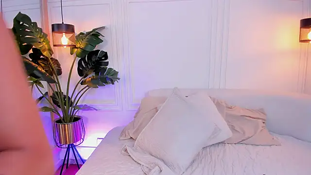 Dafne Hillss online show from 10/28/25, 12:30