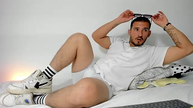 estivii online show from 11/02/25, 12:24