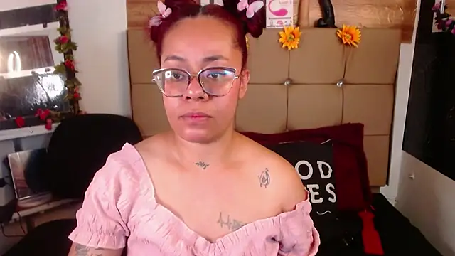 Snapshot of MIA__SPENCER chatting on 11/19/25, 06:30 MIA SPENCER online show from 11/19/25, 06:30