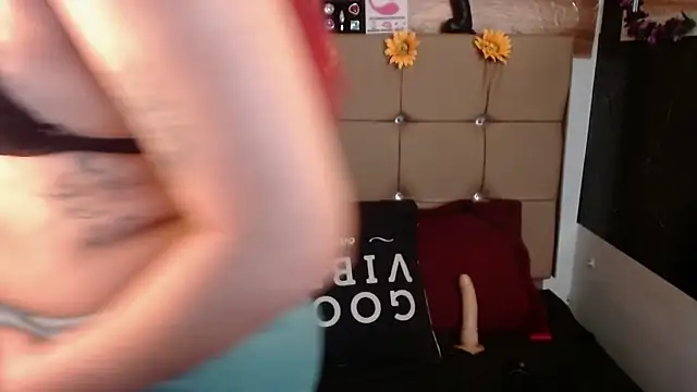 Snapshot of MIA__SPENCER chatting on 11/27/25, 08:22 MIA SPENCER online show from 11/27/25, 08:22