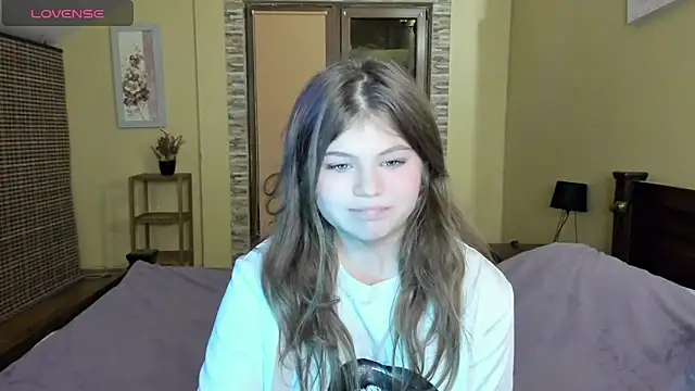 Snapshot of Lilly_Jess chatting on 10/13/25, 06:19 Lilly Jess online show from 10/13/25, 06:19