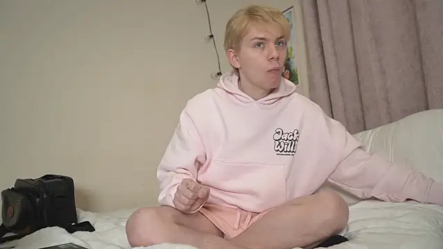 Snapshot of scottishtwink01 chatting on 12/19/25, 12:06 scottishtwink01 online show from 12/19/25, 12:06